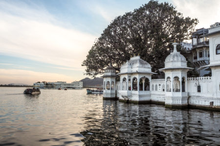 Ambrai Hotel sur les bords du lac Pichola à Udaipur - Hanuman Ghat.