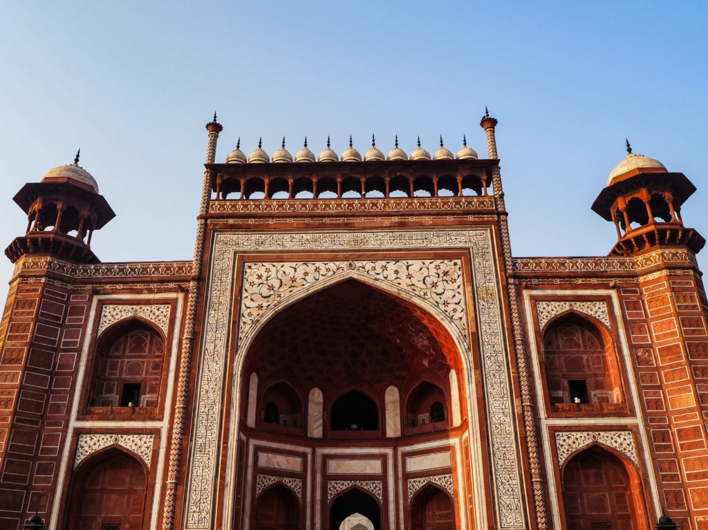 Porte qui mène au Taj Mahal à Agra - Voyage en famille Inde du Nord - Partir avec ses enfants au Rajasthan - La Famille Nomade t'emmène dans ses sacs à dos
