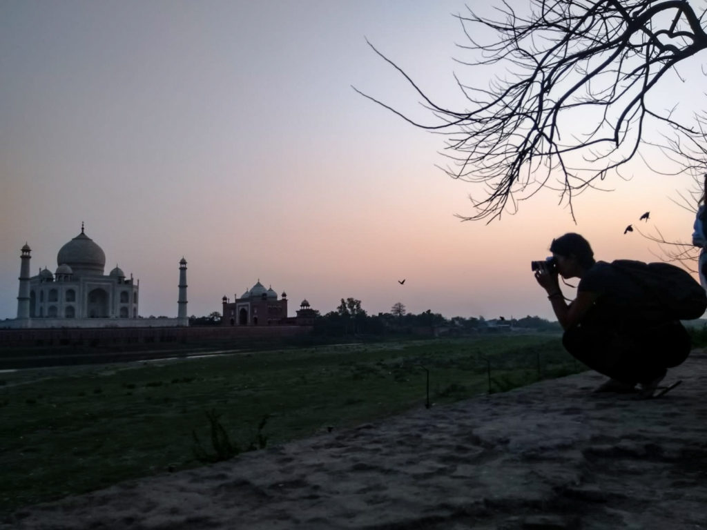 Mehtab Bagh vue sur le Taj Mahal à Agra - Voyage en famille Inde du Nord - Partir avec ses enfants au Rajasthan - La Famille Nomade t'emmène dans ses sacs à dos