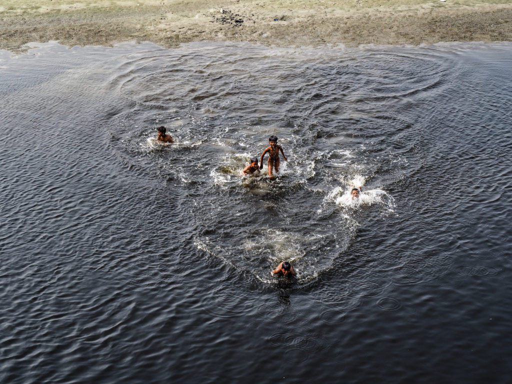 Enfants se baignant dans la rivière Yamuna - Agra - Inde