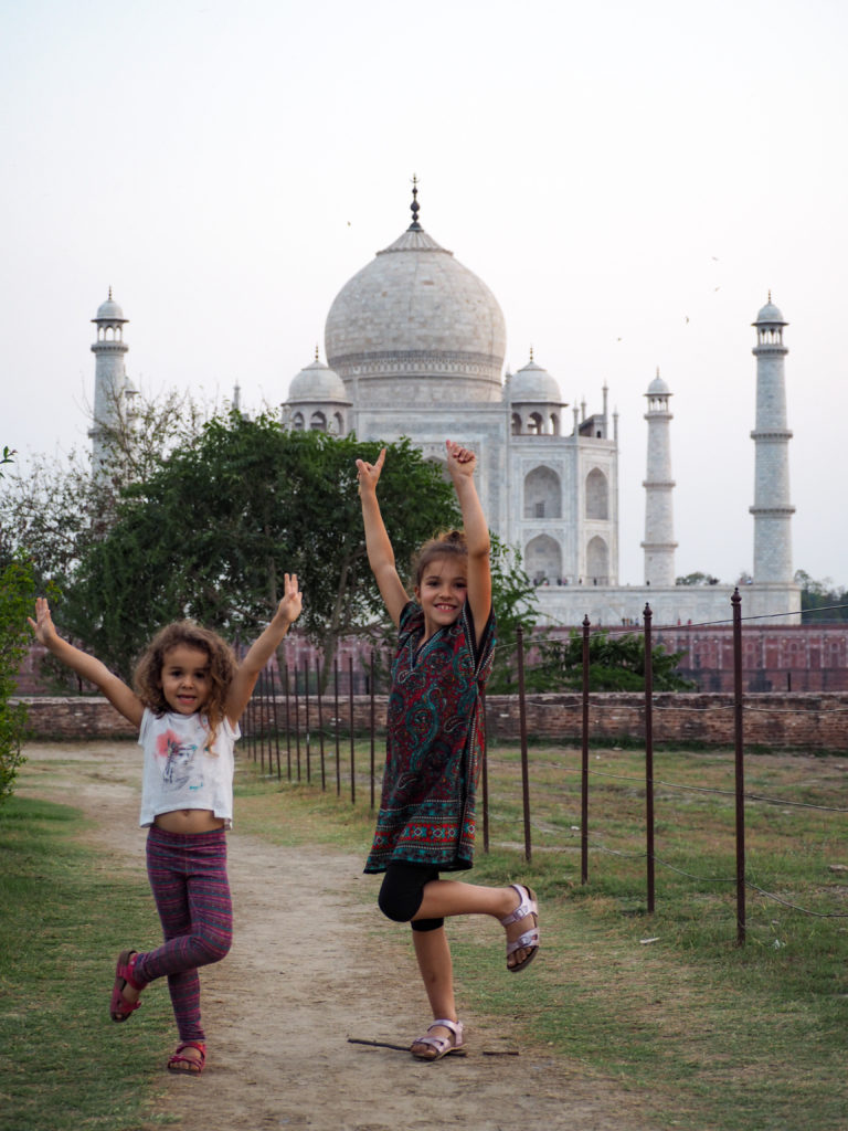 Mehtab Bagh vue sur le Taj Mahal à Agra - Voyage en famille Inde du Nord - Partir avec ses enfants au Rajasthan - La Famille Nomade t'emmène dans ses sacs à dos