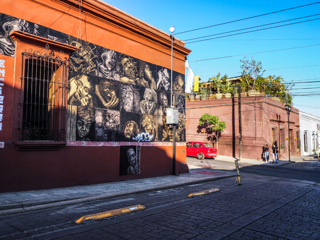 Street art sur une façade Oaxaca Mexique La famille nomade 
