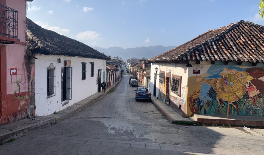 Dans les rues de San Cristobal de las Casas, Mexique La Famille Nomade