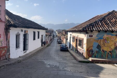 Dans les rues de San Cristobal de las Casas, Mexique La Famille Nomade